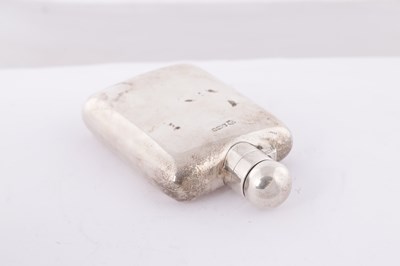 Lot 332 - AN EARLY 20TH CENTURY SILVER HIP FLASK