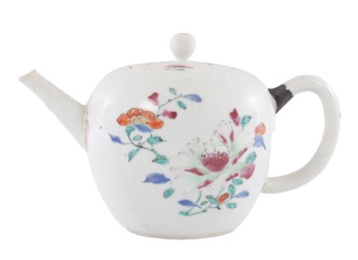 Lot 67 - AN 18TH CENTURY QIANLONG PERIOD CHINESE TEAPOT