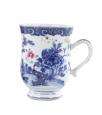 Lot 407 - A 19TH CENTURY CHINESE BLUE AND WHITE TANKARD