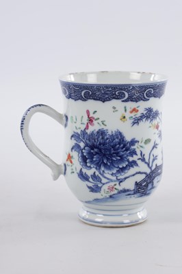 Lot 407 - A 19TH CENTURY CHINESE BLUE AND WHITE TANKARD