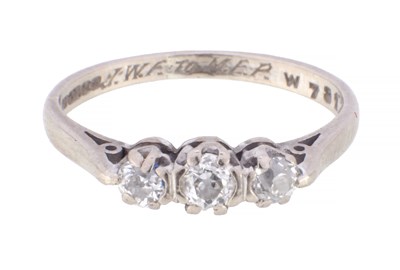 Lot 282 - AN 18CT WHITE GOLD DIAMOND TRILOGY RING