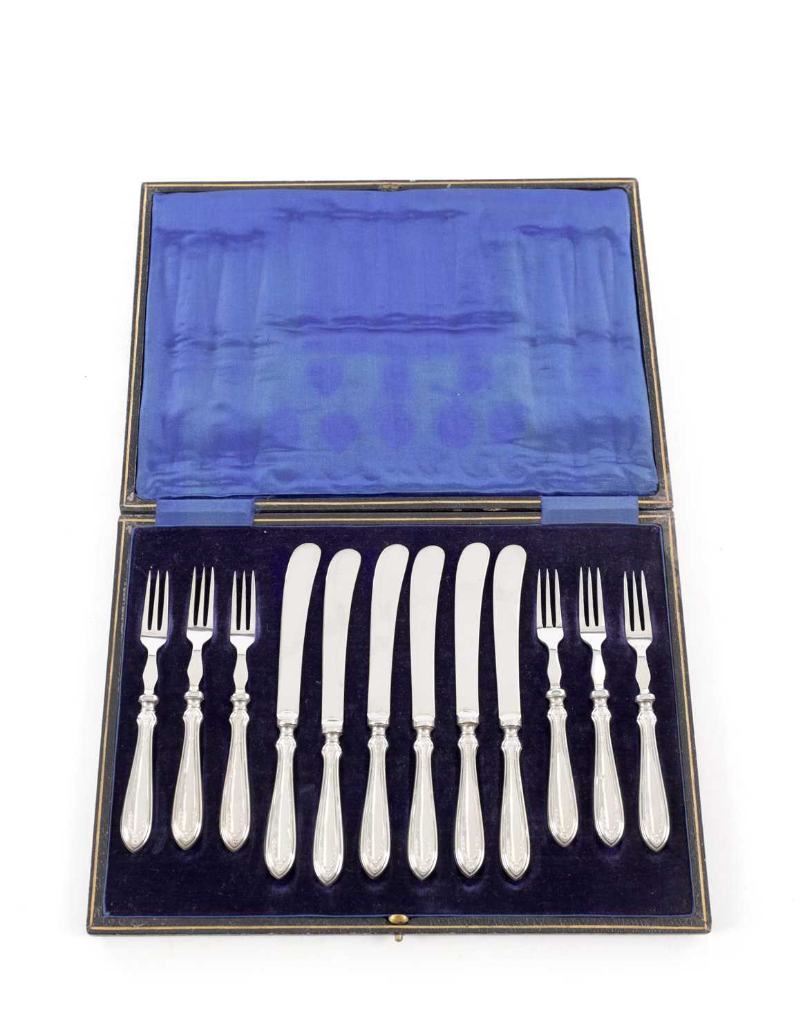 Lot 39 - A CASED SET OF SILVER HANDLED FRUIT KNIVES AND FORKS