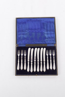 Lot 39 - A CASED SET OF SILVER HANDLED FRUIT KNIVES AND FORKS