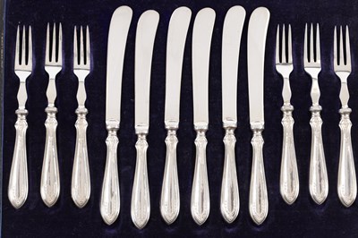 Lot 39 - A CASED SET OF SILVER HANDLED FRUIT KNIVES AND FORKS
