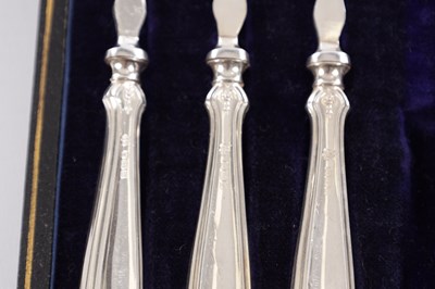 Lot 39 - A CASED SET OF SILVER HANDLED FRUIT KNIVES AND FORKS