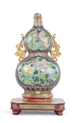 Lot 169 - A 20TH CENTURY CHINESE CLOSOINNE DOUBLE GUARD VASE