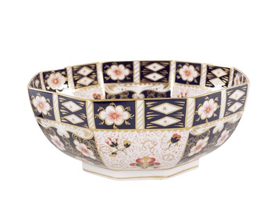 Lot 204 - A LARGE 20TH CENTURY ROYAL CROWN DERBY OCTAGONAL SHAPED BOWL
