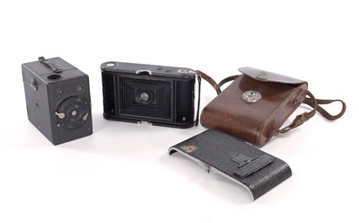 Lot 148 - A VINTAGE KODAK, NO. A-118 CAMERA IN LEATHER CASE