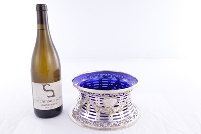 Lot 430 - A VICTORIAN SILVER POTATO DISH RING WITH BLUE GLASS LINER