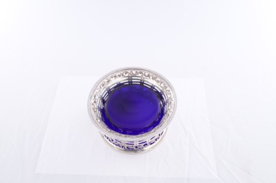Lot 430 - A VICTORIAN SILVER POTATO DISH RING WITH BLUE GLASS LINER