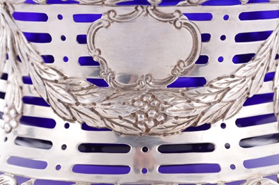 Lot 430 - A VICTORIAN SILVER POTATO DISH RING WITH BLUE GLASS LINER