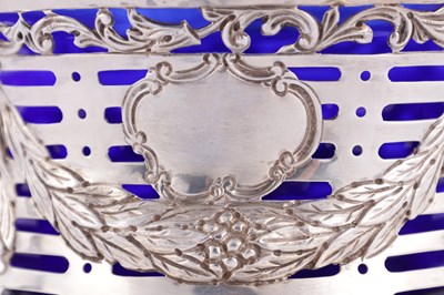 Lot 430 - A VICTORIAN SILVER POTATO DISH RING WITH BLUE GLASS LINER