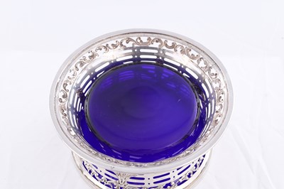 Lot 430 - A VICTORIAN SILVER POTATO DISH RING WITH BLUE GLASS LINER