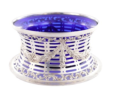 Lot 430 - A VICTORIAN SILVER POTATO DISH RING WITH BLUE GLASS LINER