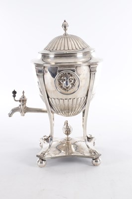 Lot 429 - A GEORGE III SHERATON STYLE SILVER TEA URN