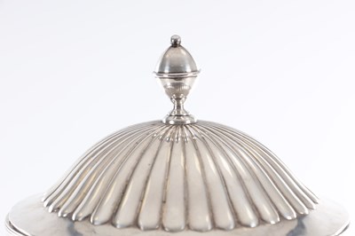 Lot 429 - A GEORGE III SHERATON STYLE SILVER TEA URN