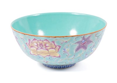 Lot 411 - A 20TH CENTURY CHINESE FAMILLE ROSE TURQUOISE BOWL