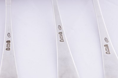 Lot 466 - A SET OF SIX GEORGE III SILVER DESSERT SPOONS