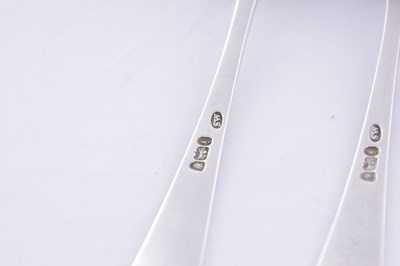 Lot 466 - A SET OF SIX GEORGE III SILVER DESSERT SPOONS