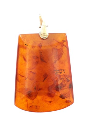 Lot 276 - A 21CT RUSSIAN GOLD MOUNTED NATURAL AMBER PENDANT