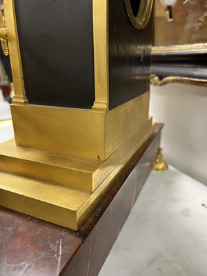 Lot 1025 - BARWISE, LONDON. AN EARLY 19TH CENTURY REGENCY ORMOLU AND ROUGE MARBLE MANTEL CLOCK