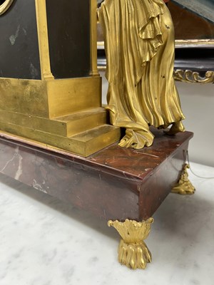 Lot 1025 - BARWISE, LONDON. AN EARLY 19TH CENTURY REGENCY ORMOLU AND ROUGE MARBLE MANTEL CLOCK