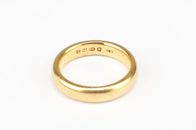 Lot 280 - A 22CT YELLOW GOLD RING AND A 9CT GOLD PLATED THREE STONE RING