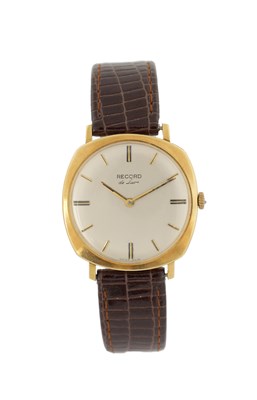 Lot 325 - A GENTLEMAN'S VINTAGE 18CT GOLD RECORD DE LUXE WRISTWATCH