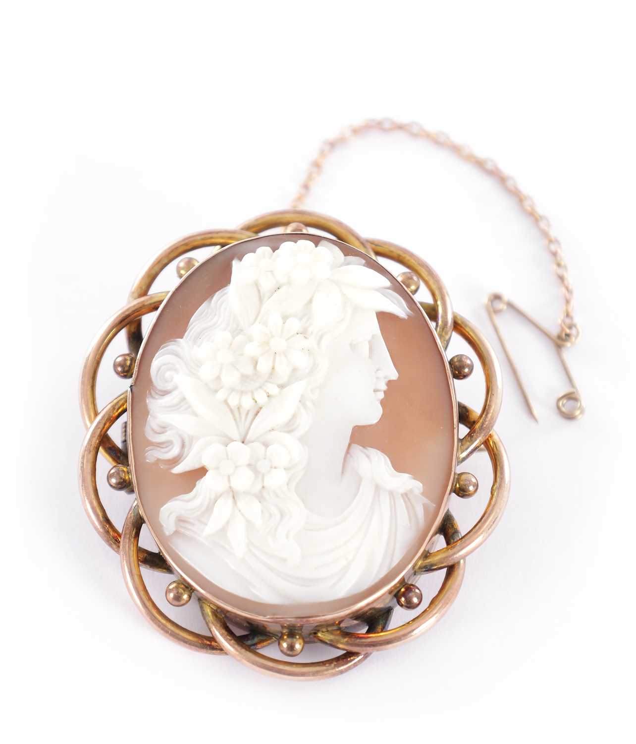 Lot 249 - A 20TH CENTURY 9CT GOLD CAMEO BROOCH