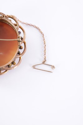 Lot 249 - A 20TH CENTURY 9CT GOLD CAMEO BROOCH