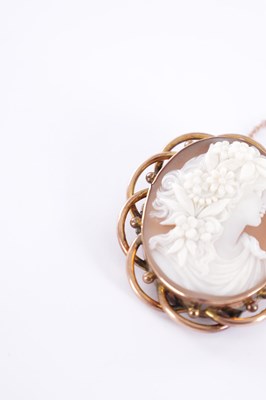 Lot 249 - A 20TH CENTURY 9CT GOLD CAMEO BROOCH