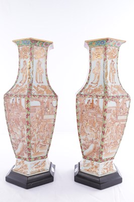 Lot 86 - A PAIR OF 18TH CENTURY CANTONESE CHINESE VASES