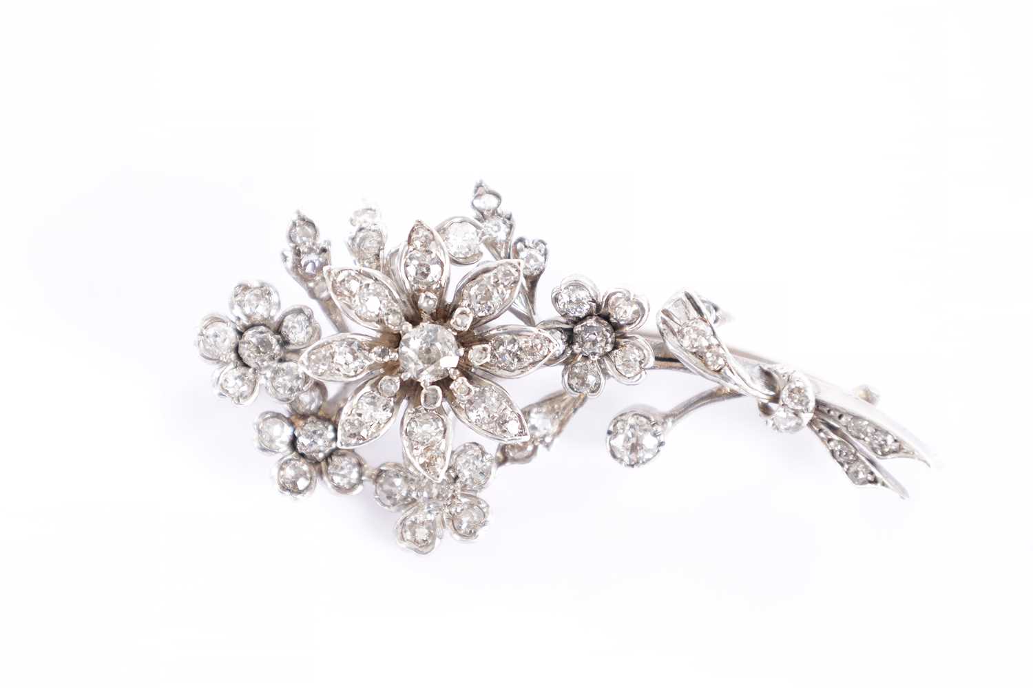 Lot 213 - A LATE 19TH CENTURY GOLD AND DIAMOND FLOWER SPRAY BROOCH