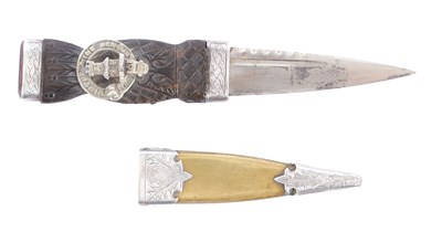 Lot 495 - A SCOTTISH EARLY 20TH CENTURY SILVER AND WOOD SGIAN DUBH