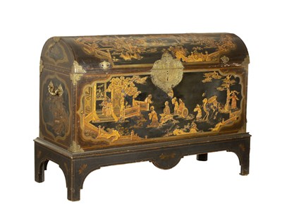 Lot 1274 - A LARGE QUEEN ANNE ENGLISH JAPANNED LACQUERWORK DOMED TRUNK