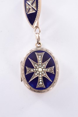 Lot 225 - A 9CT GOLD ENAMEL AND PEARL LOCKET
