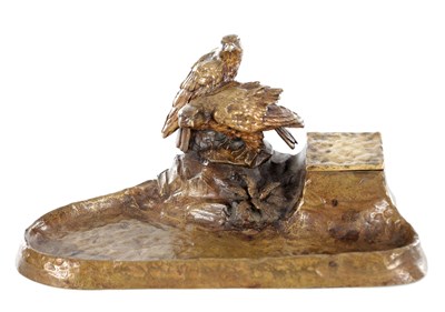 Lot 627 - AN EARLY 20TH 20TH CENTURY GILT BRONZE PEN AND INK STAND