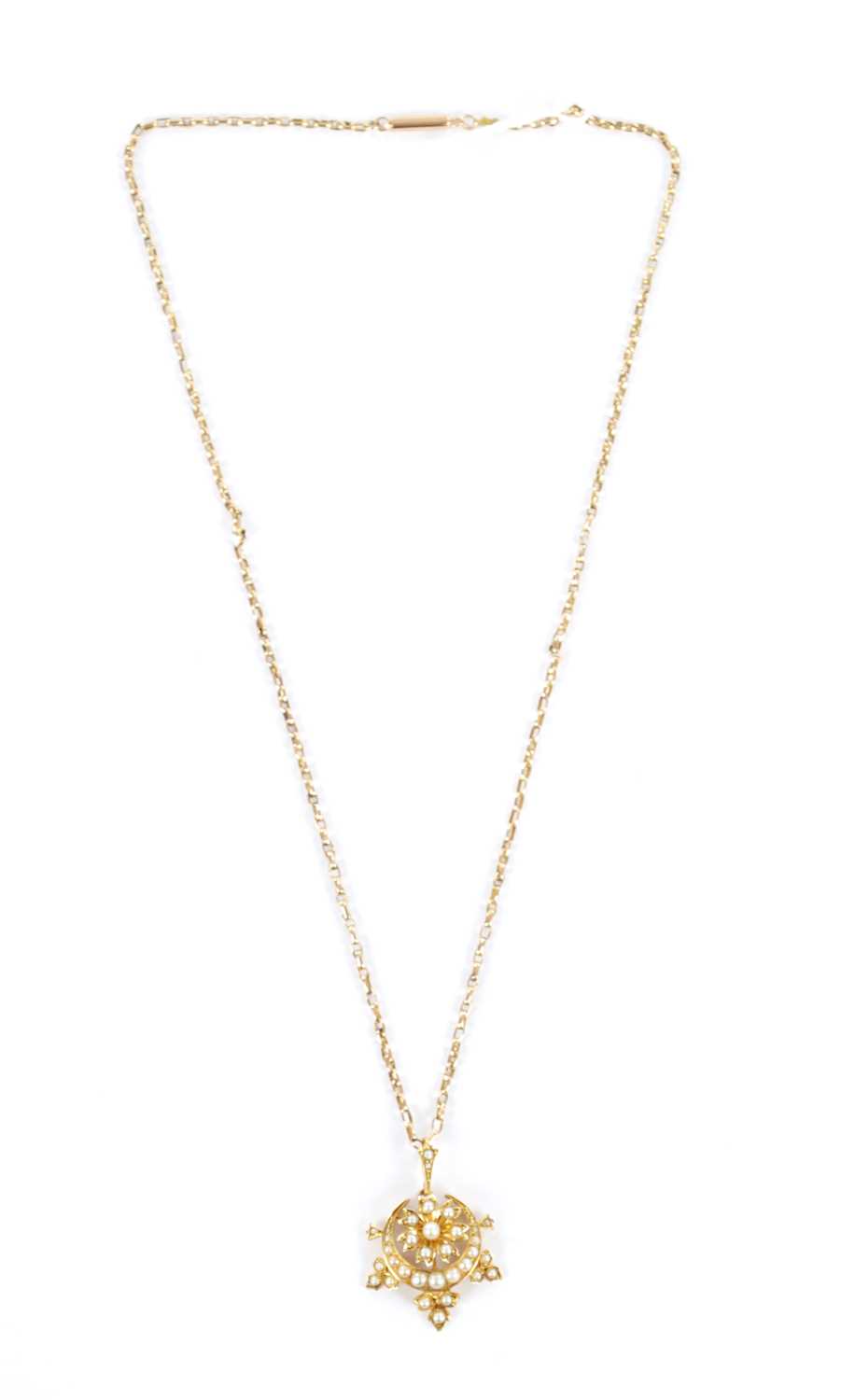 Lot 283 - A 9CT GOLD SEED PEARL PENDANT NECKLACE
