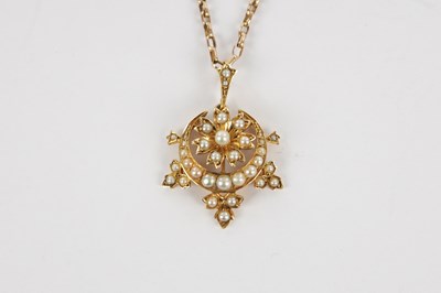 Lot 283 - A 9CT GOLD SEED PEARL PENDANT NECKLACE