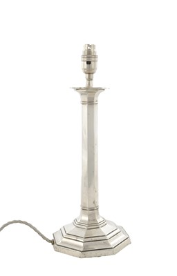 Lot 467 - AN EARLY 20TH CENTURY FILLED SILVER TABLE LAMP