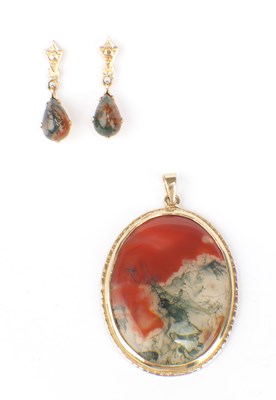 Lot 209 - A SET OF 9CT GOLD MOSS AGATE EARRINGS AND PENDANT