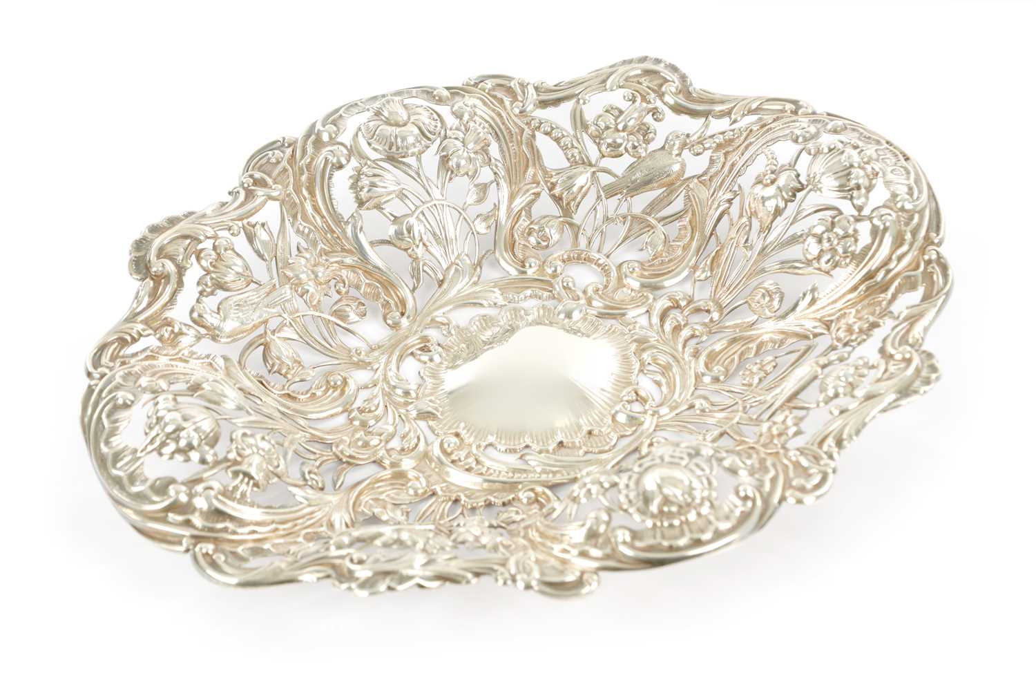 Lot 404 - AN EDWARDIAN SILVER FRUIT BOWL