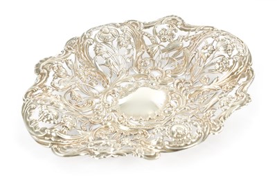 Lot 404 - AN EDWARDIAN SILVER FRUIT BOWL