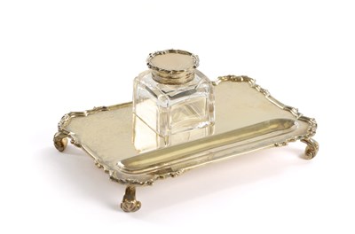 Lot 465 - A GEORGE V SILVER GILT INKWELL