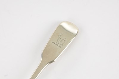 Lot 394 - A VICTORIAN SILVER FIDDLE PATTERN CADDY SPOON