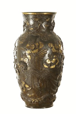 Lot 123 - AN IMPRESSIVE JAPANESE MEIJI PERIOD GILT HIGHLIGHTED BRONZE VASE