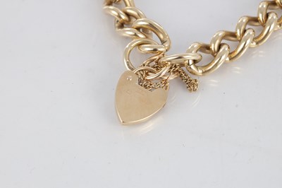 Lot 256 - A 9CT YELLOW GOLD CURB CHAIN BRACELET
