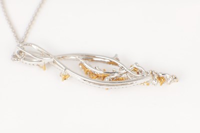 Lot 200 - AN 18CT WHITE GOLD, YELLOW AND WHITE DIAMOND PENDANT NECKLACE