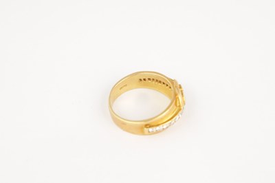 Lot 188 - AN 18CT YELLOW GOLD DIAMOND RING