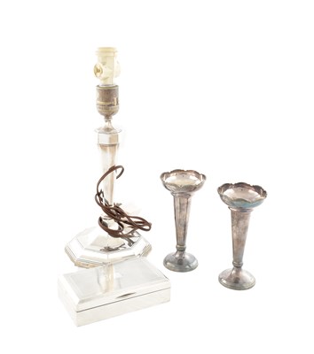 Lot A COLLECTION OF SILVER ITEMS INCLUDING A GEORGE V SILVER TABLE LAMP